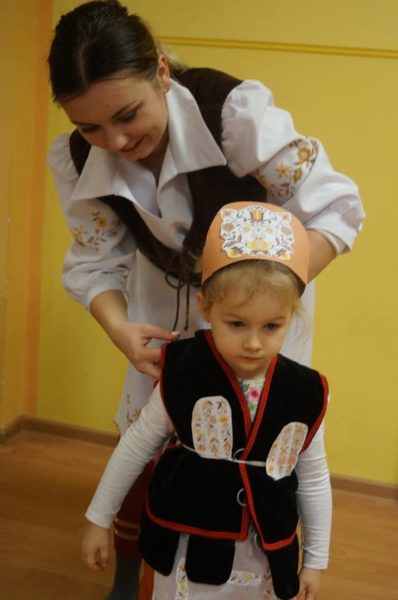 Pani i dziewczynka w strojach regionalnych