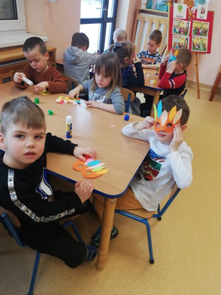 Dzieci robią maski