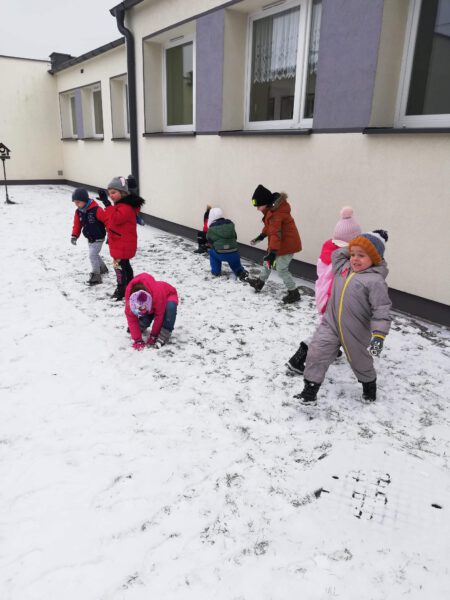 Dzieci na sniegu